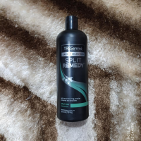TRESemmé Split Remedy 739 ML: Repair and Strengthen Your Hair with this Split-End Solution